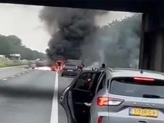 Hollanda'da otoyola uçak düştü