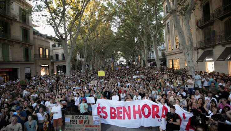 Turistlere tepki büyüyor… Binlerce kişi protesto etti