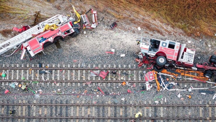 Korkunç kaza: Tren ile itfaiye aracı kafa kafaya çarpıştı